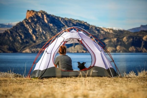Quels équipements sont indispensables pour un séjour en camping confortable et sécurisé ?