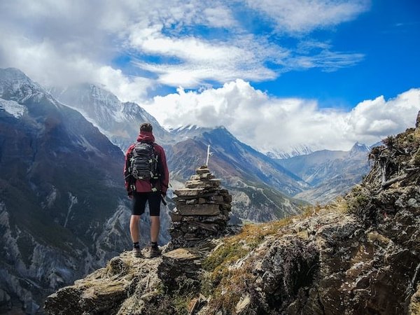 Comment préparer un sac à dos pour un trek en montagne ?
